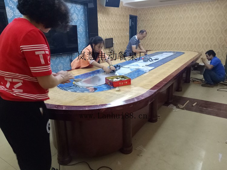 回转传送带电动餐桌图片 回转椭圆长形传送带电动餐桌