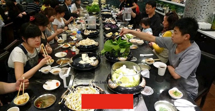 自助输送带串串香设备餐桌营业现场图 回转自助输送带串串香设备餐桌