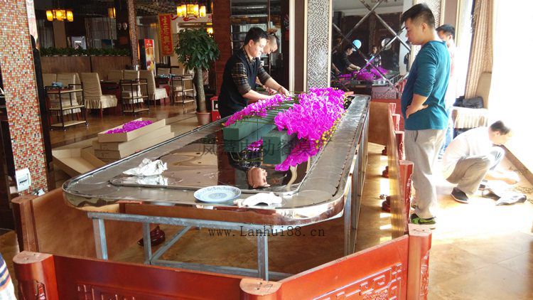 雕花高档回转电动餐桌实物照片 全实木雕花高档回转电动餐桌传送带椭圆桌